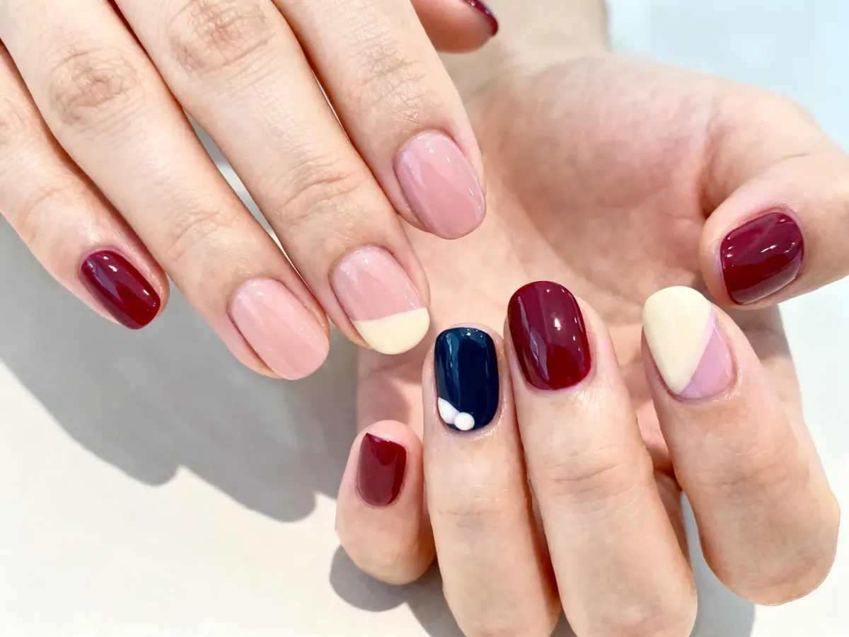 Manicure w różnych kolorach dopasowanych do jasnej karnacji