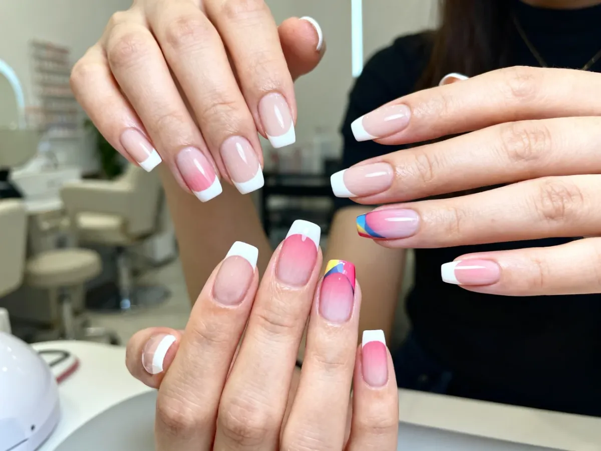 Różne warianty manicure French na paznokciach