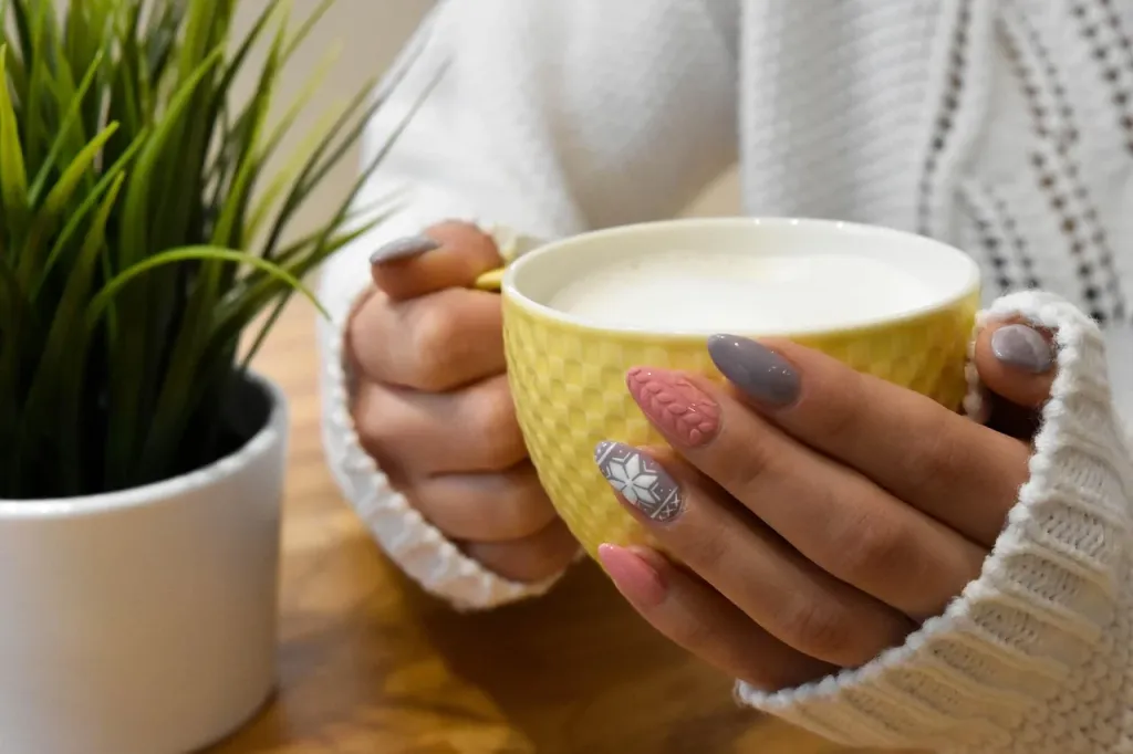 Stanowisko do manicure z narzędziami do metody japońskiej oraz frezarką, prezentujące różnice między technikami pielęgnacji.